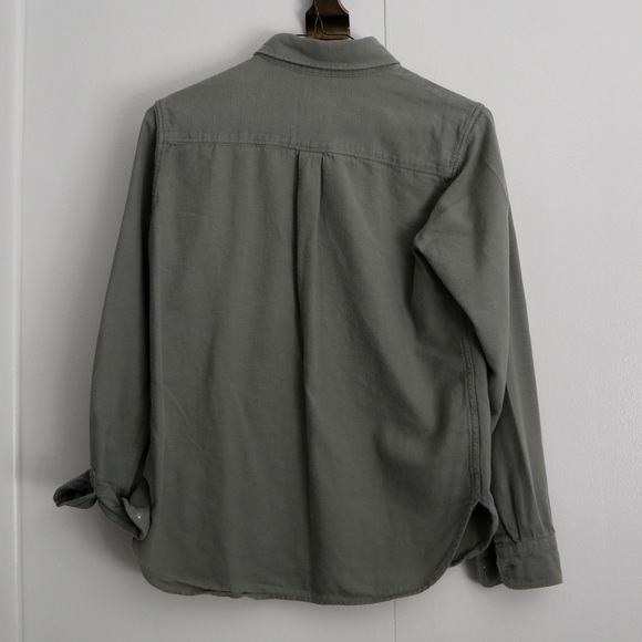 Uniqlo sage green flannel button down shirt - Picture 2 of 3